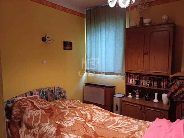 80m2-es családi ház eladó Baja belvárosában