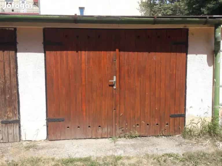 Tégla garázs eladó Győrben zárt udvarban