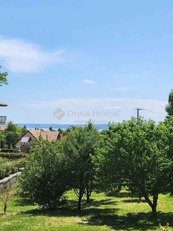 Eladó építési telek Balatonfüreden balatoni panorámával és gyümölcsfákkal