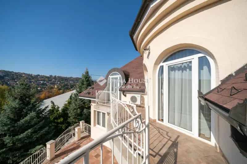 Máriaremete panorámás családi ház eladó 4 szoba medence szaunával