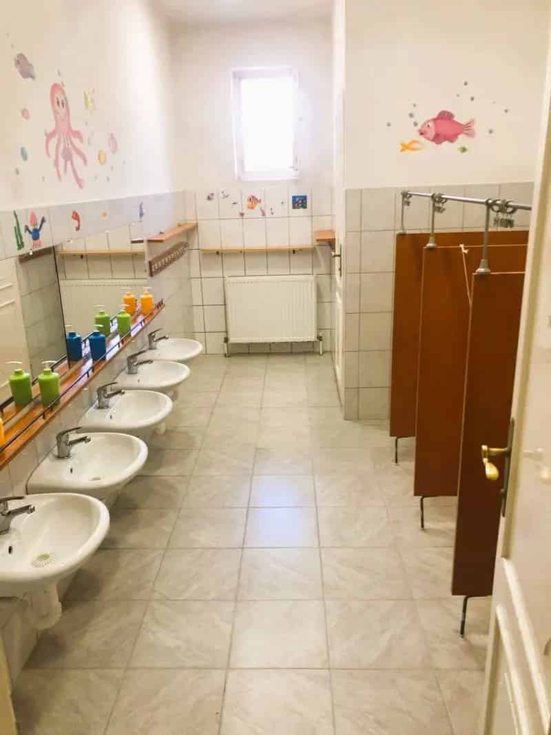 540nm-es Háromszintes Épület Óvodával és Lakással Eladó