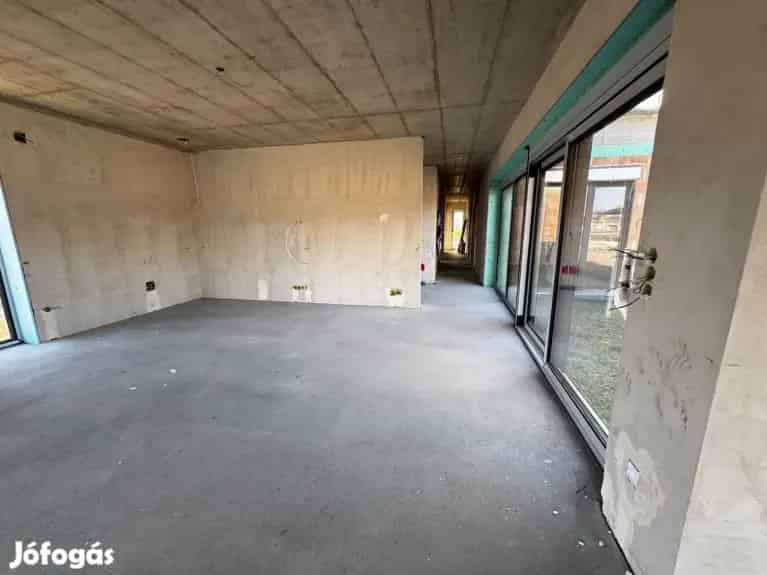 Győrújbarát családi ház eladó - Nappali + 3 szoba, dupla garázs, átrium