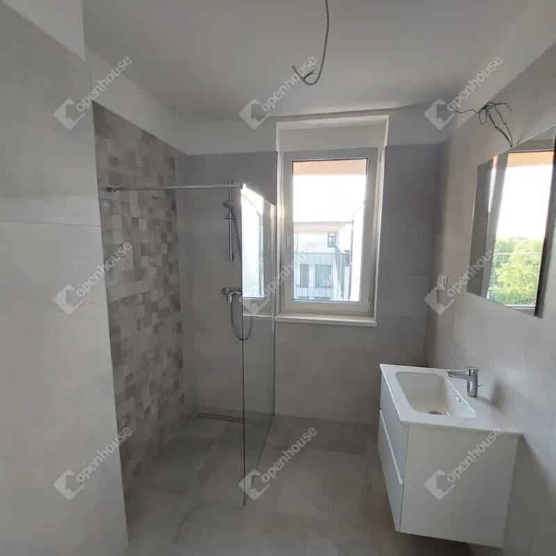 Tatabányai Penthouse Lakás Kiadó - Modern, Gépesített