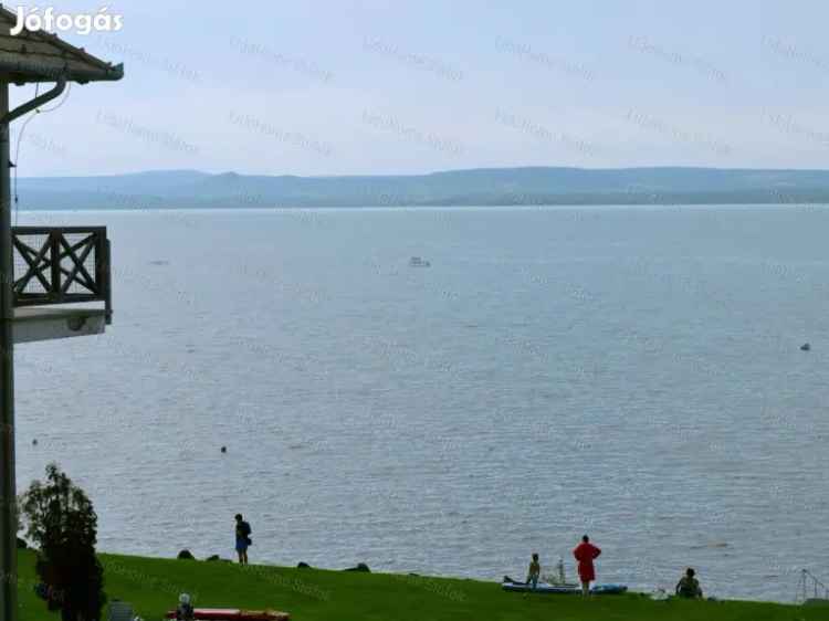 Eladó vízparti nyaraló Balatonőszödön modern berendezéssel