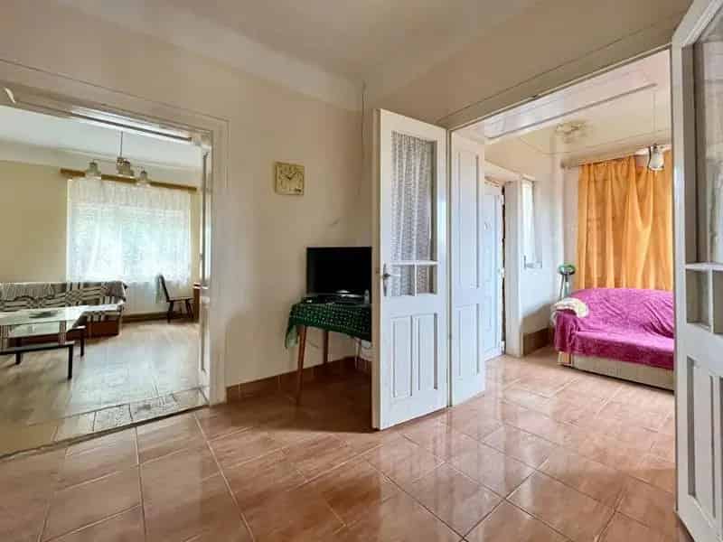 750m2-es telek 90m2-es családi házzal és 45m2-es melléképülettel