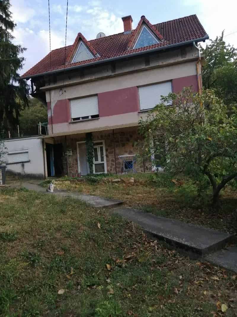 Pécs III keruletben eladó társasházi rész földszint alagsor