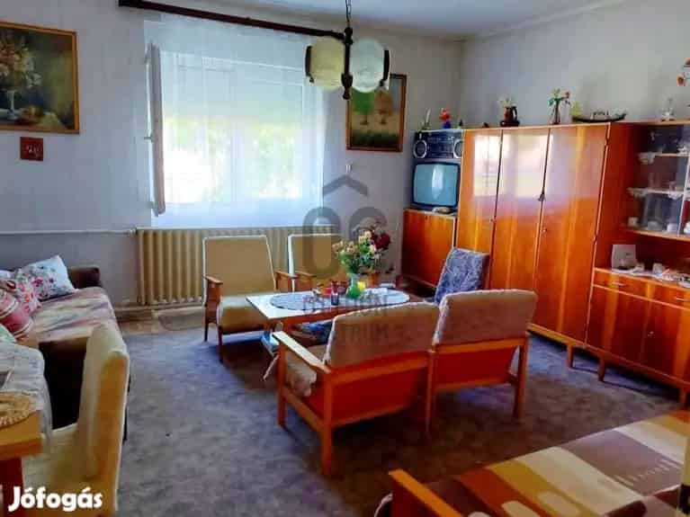 80 nm-es ház Nova községben 2 garázzsal eladó