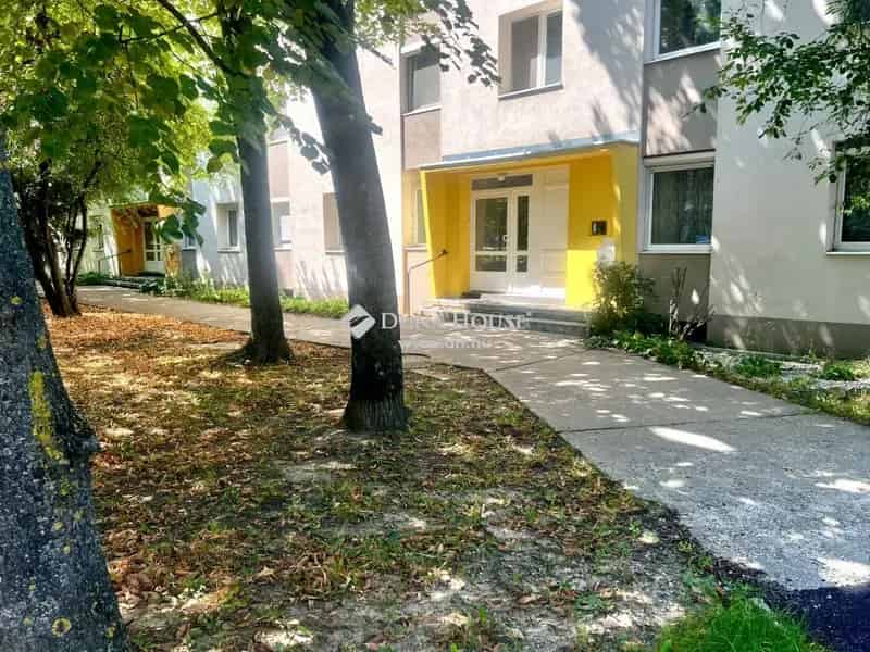 Veszprém Stadion utcai 60 nm-es 3 szobás lakás eladó