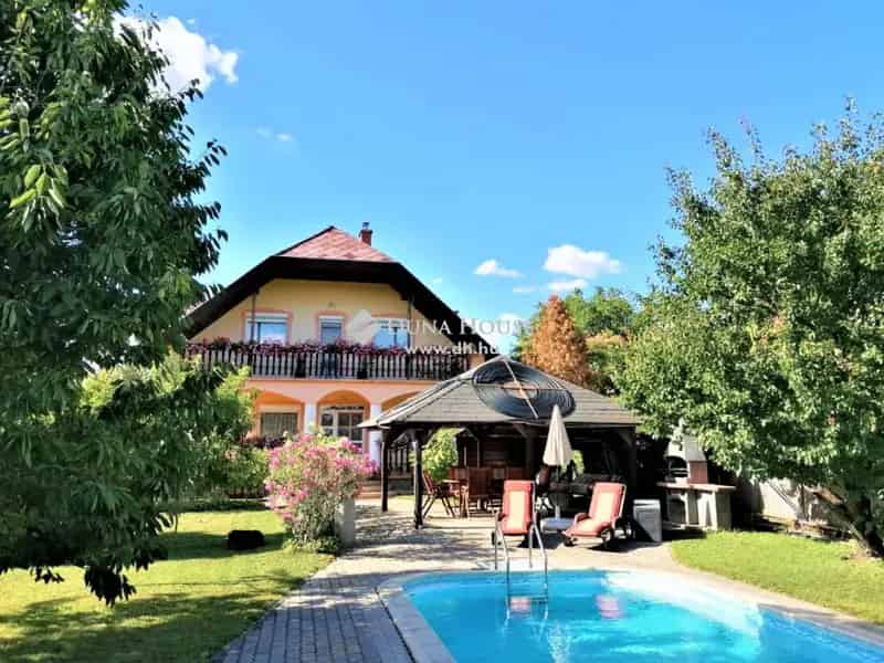 Keszthelyi panorámás családi ház eladó