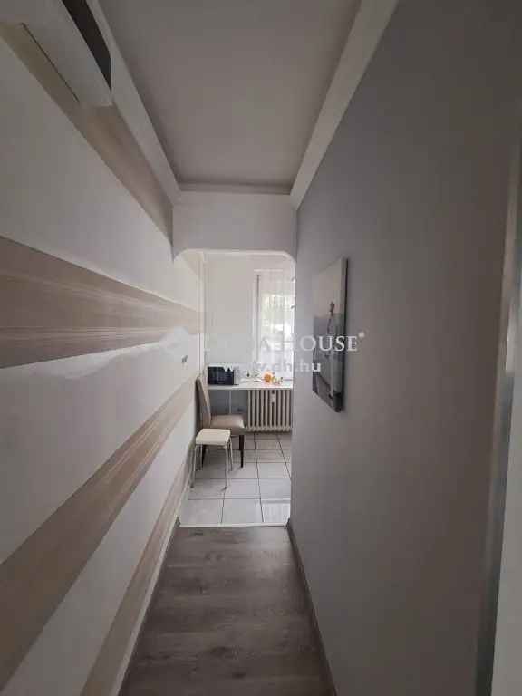Debrecen belváros: Felújított 61 nm-es 2 szobás panellakás eladó