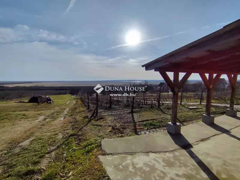Csór Iszka 4085 m2-es telek eladó gazdasági épülettel panorámával