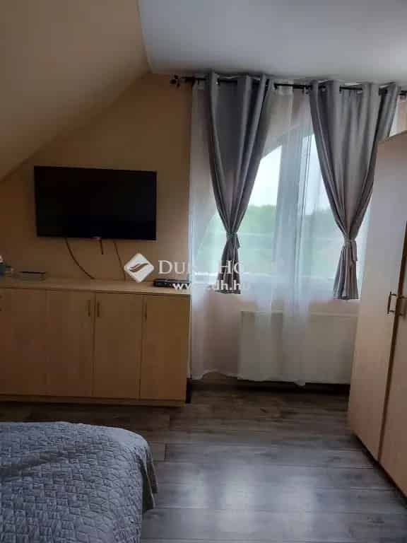 Keszüben eladó 350 m2-es 3 lakásos családi ház