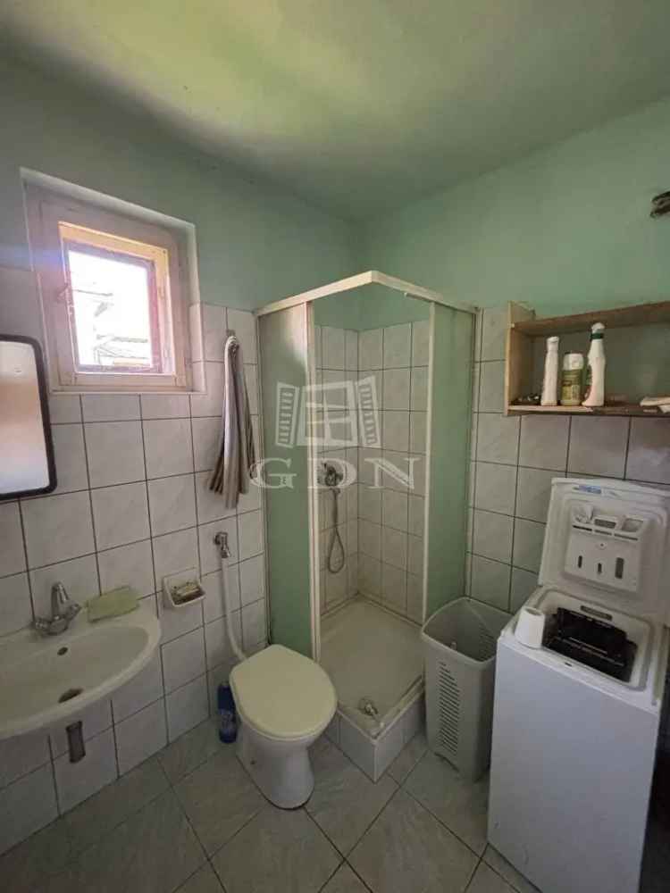 Egyházasrádóci családi ház eladó - 2 szoba, garázs, kút