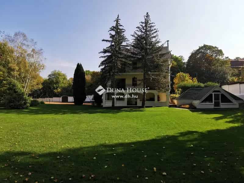 Budapest II kerület 10 szobás villa teniszpályával és medencével