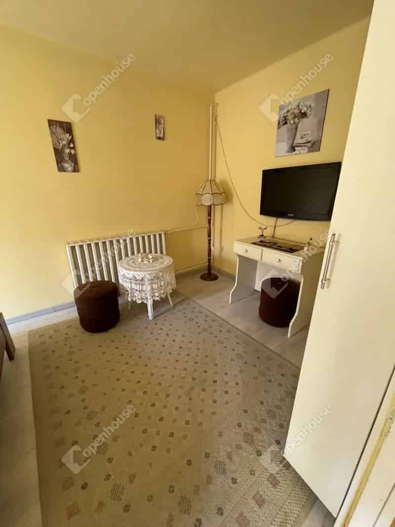 Siófoki családi ház eladó - 2 épület, 4 fürdő, 2 garázs