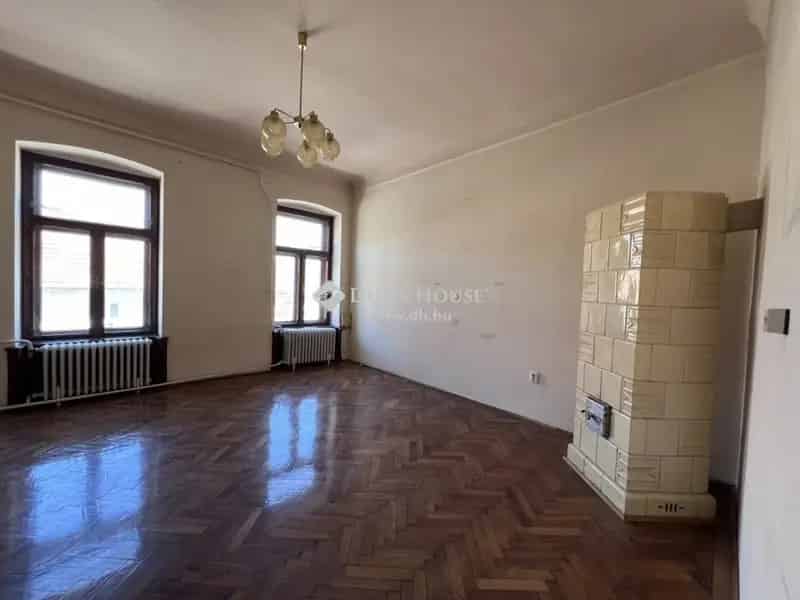 Esztergom Belvárosi Polgári Ház Eladó Belső Udvarral