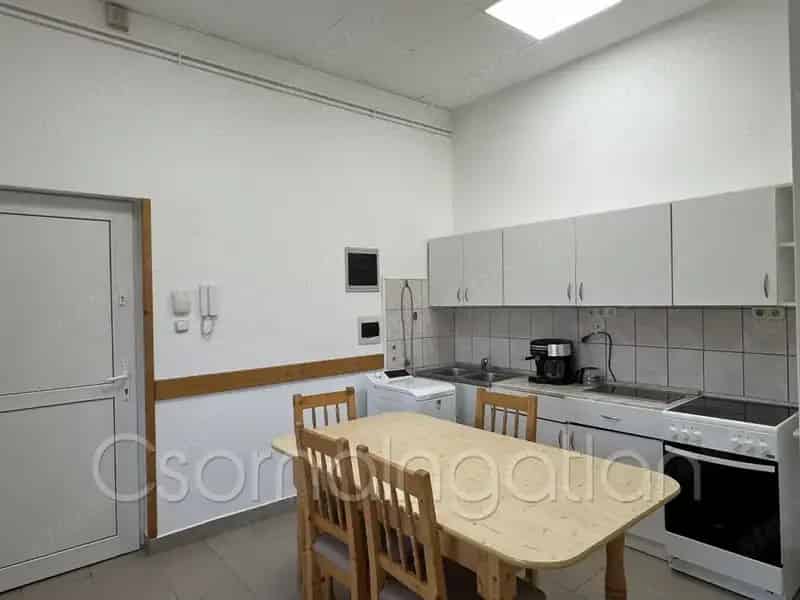 Csorna központ 90m2-es felújított 3 szobás lakás eladó