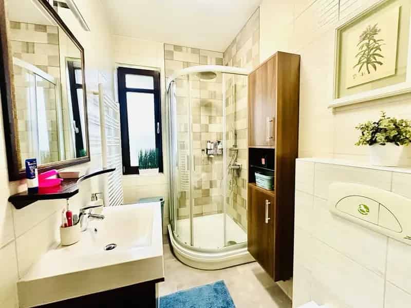 186 m2-es modern családi ház Tárnón medence, kert és szuterénnel
