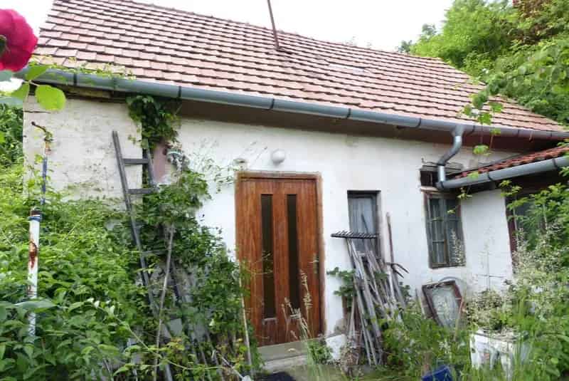 Pécsi panorámás telek hétvégi házzal ikerház építési lehetőséggel