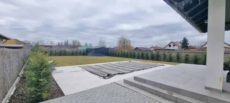 Modern családi ház Monoron medence és okosotthon rendszerrel
