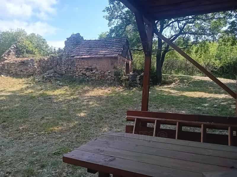 Vászolyi erdő közepi telek 35 m2-es épülettel eladó