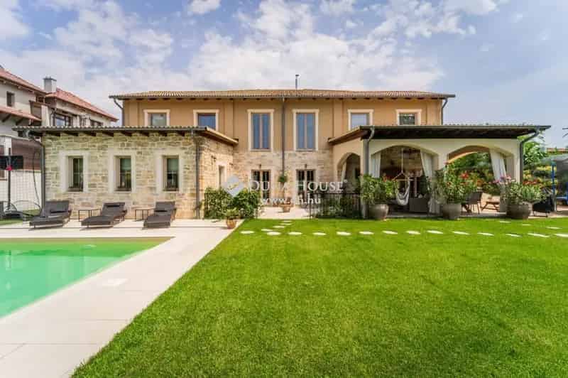 Toszkán stílusú medenceházas luxusvilla Fótligeten