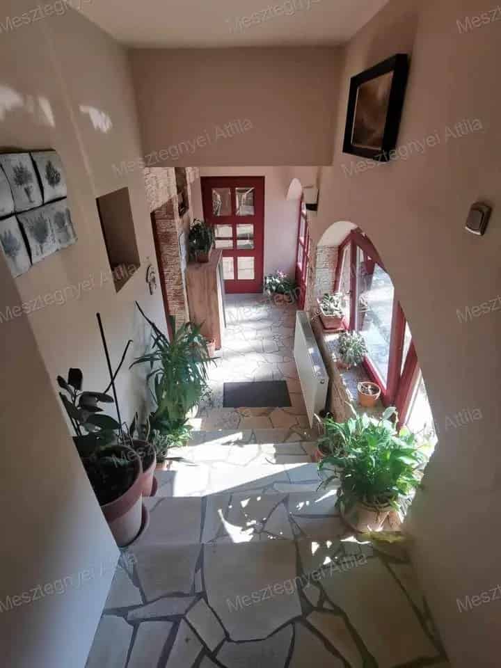 285m2-es családi ház eladó nagy terasszal és garzonrésszel