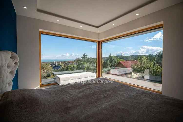 Balatoni panorámás családi ház eladó - Okosotthon, medence, gyönyörű kert