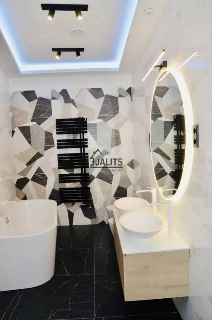 LUXUSVILLA ELADÓ - Medence Okosotthon Napelemek