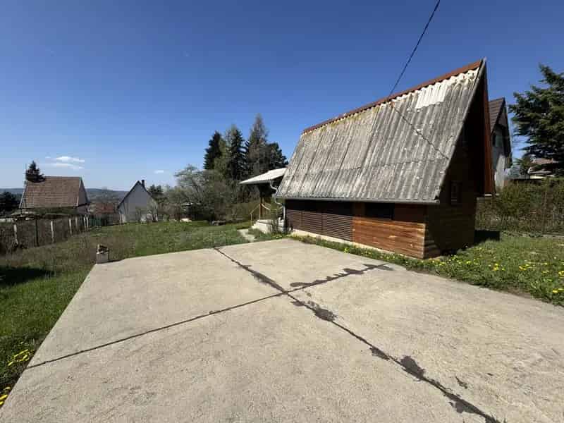 Budakeszi telek eladó 724 nm fa kisházzal