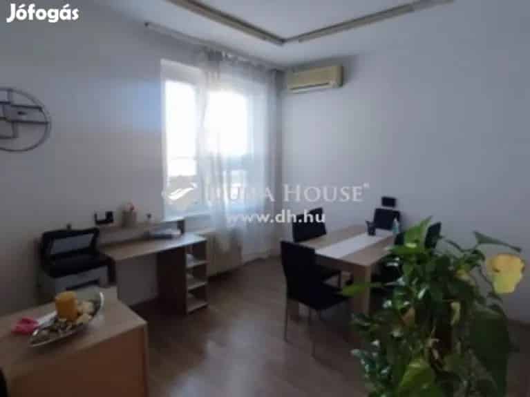 Pécsi eladó iroda 61 nm 3 szoba klíma lift parkolás