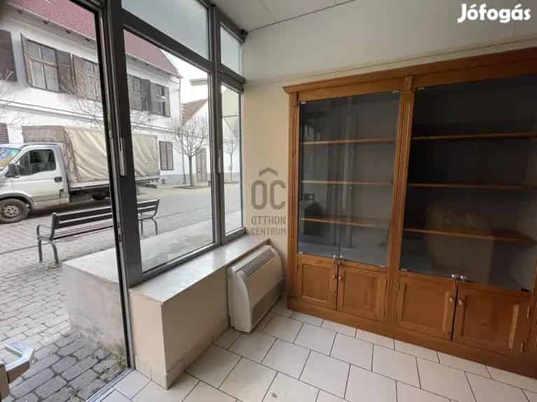 Debreceni Belvarosi Utcafronti Uzlethelyiseg Elado