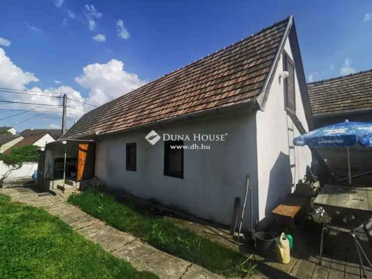 Tata központi, 52 m2-es családi ház eladó
