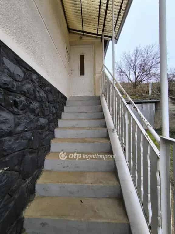 Kishartyán családi ház eladó - 2 szintes, garázzsal