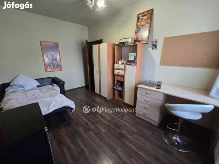 Pápai Tókerti Családi Ház Eladó - 200 m2 - Medence - Wellness