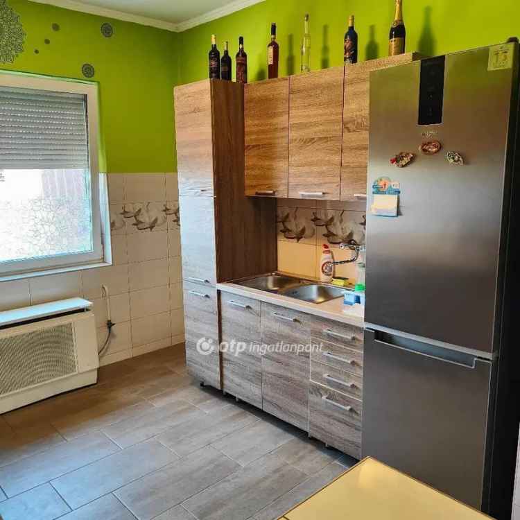 Felújított családi ház Demecserben 2215m2-es telken