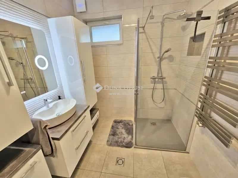 Üllői kertvárosi luxus ház eladó - 137m2, 4 szoba, medence, garázs