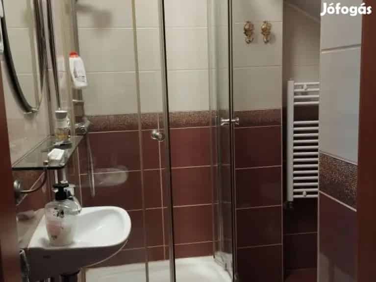 133 m2 6 szobás társasház Rákoshegyen 170 m2 telekkel