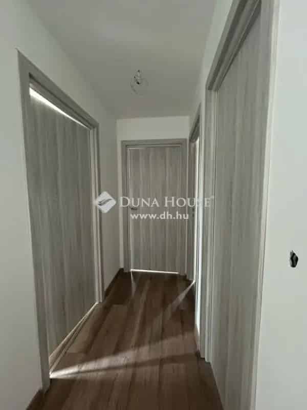 Eladó 112m2-es 5 szobás ikerházfél Budapest közelében