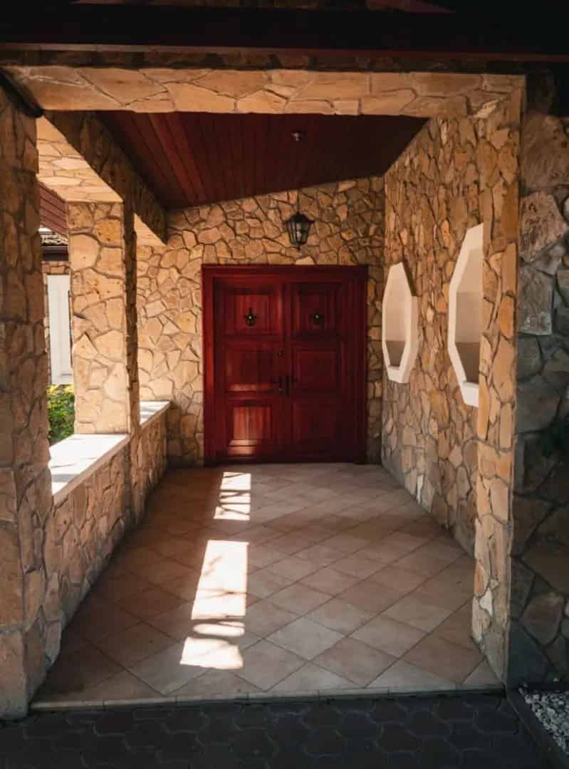 1024nm-es Luxus Villa Felső Parkvárosban - Saját Tóval és Medencével