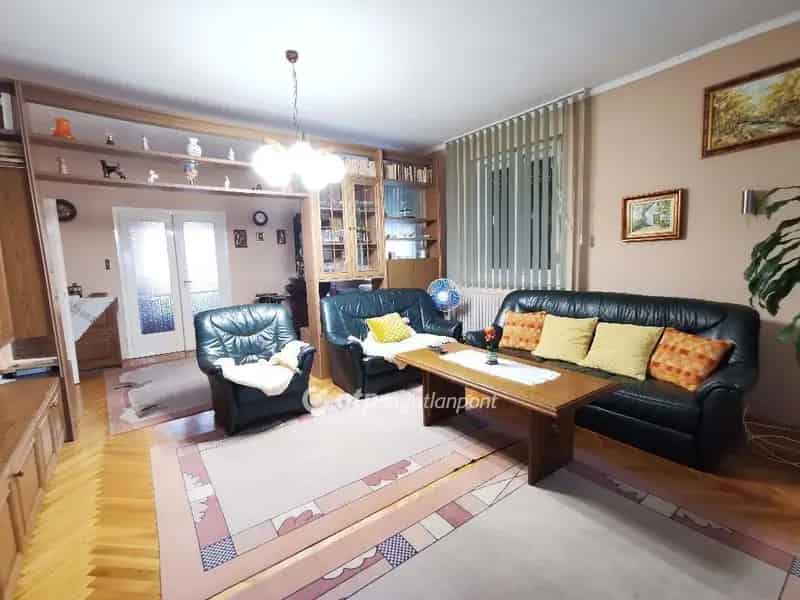 Kétgenerációs családi ház Göncön 900 m2-es telken