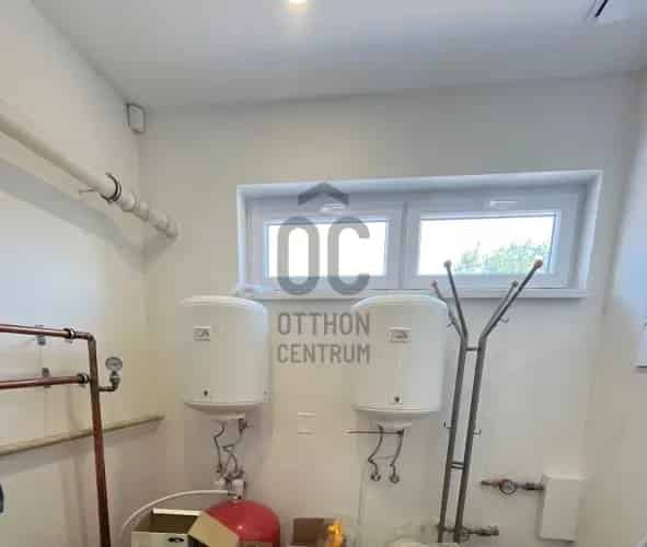 Siófoki üzlethelyiség kiadó 240m2 + 60m2 iroda