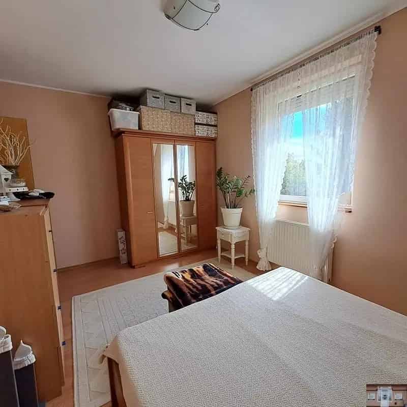 Monor Központi 90m2-es 2 Szintes Újszerű Lakás Eladó