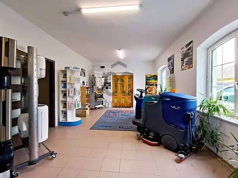 382 m2-es Felujitott Üzlethelyiség Elado XVI Keruletben