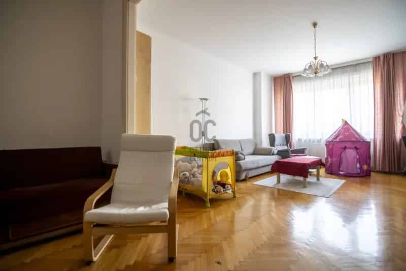 4 szobás belvárosi lakás eladó - 2 erkély, felújított
