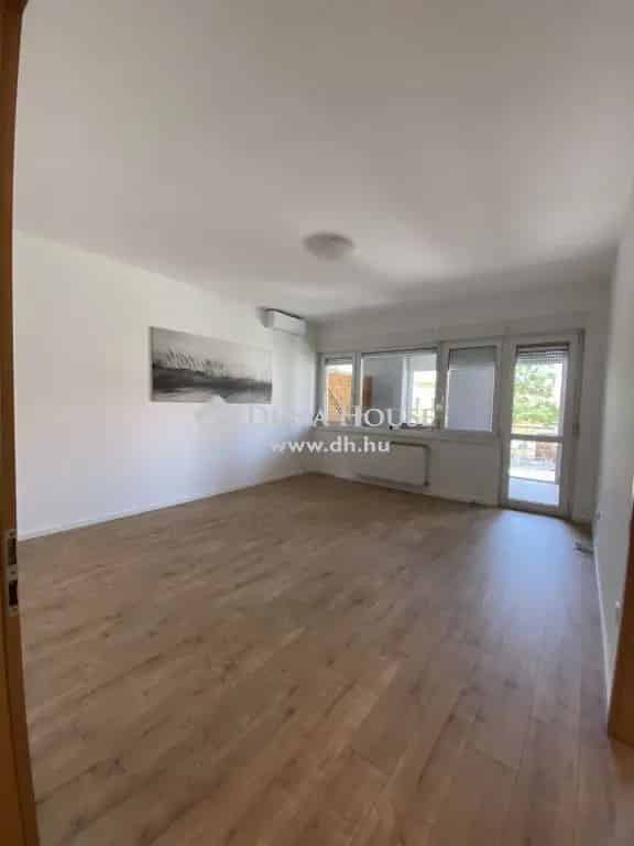 Pécs Király ház 58 m2-es teraszos lakás kiadó