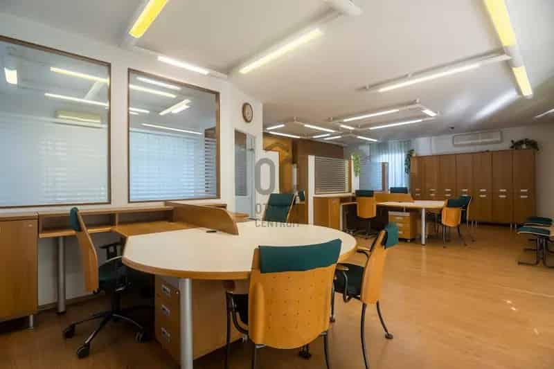 Háromszintes Irodaház Eladó Kiváló Infrastrukturával