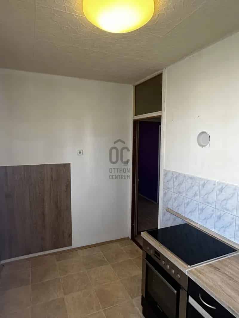 54m2 8 emelet 2 szobás erkélyes panellakás eladó