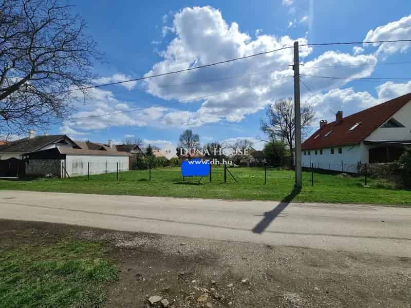 Velencén építési telek eladó vízpartközelben
