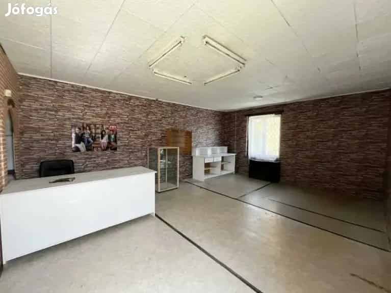 Komló központ - 39 nm-es üzlethelyiség eladó - Lakássá alakítható